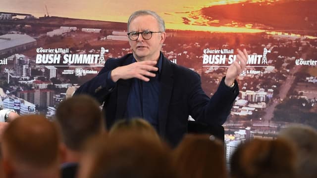 PM faces tough crowd, urges respectful energy debate