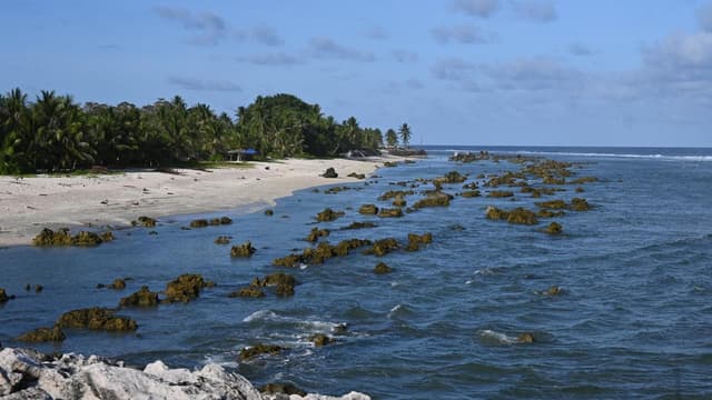 Australia signs $400m deportation deal with Nauru