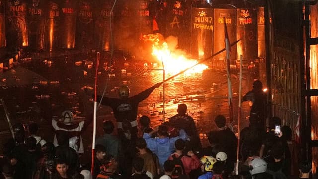 Three dead in Indonesia protests as govt building burns