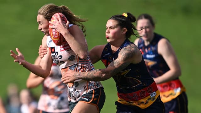Crows breeze to comfortable AFLW win over young Giants