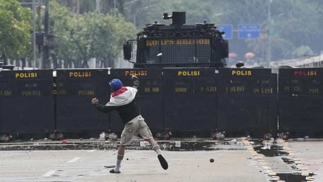 Deadly Indonesian protests force U-turn on MPs' pay