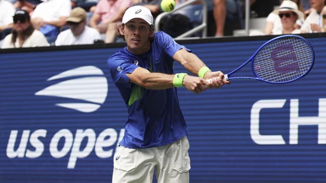 De Minaur cruises into New York quarter-final
