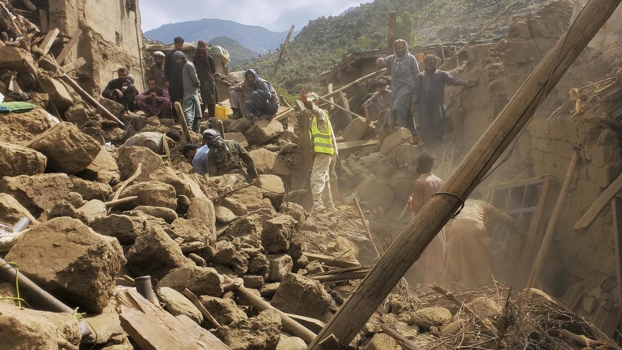 Commandos airdropped to rescue Afghan quake survivors