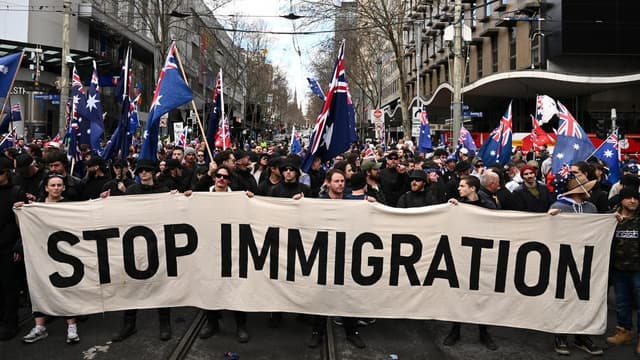 No, video does not show police with 'energy weapon' at March for Australia