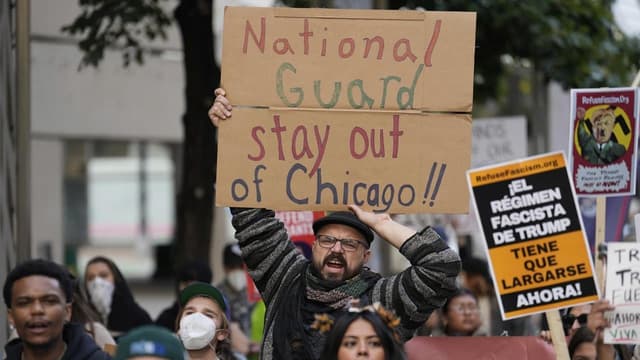 Trump threatens to deport defiant Chicago protesters