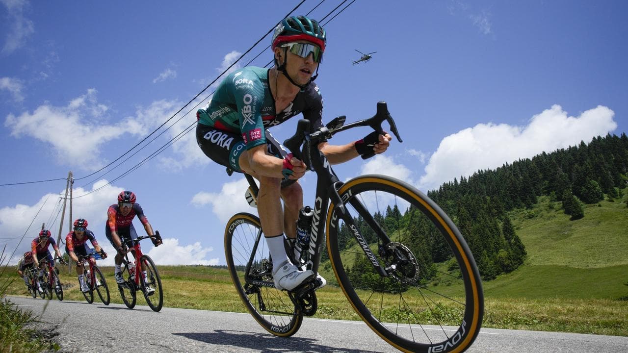 Aussie Vuelta hope Hindley helps teammate win stage