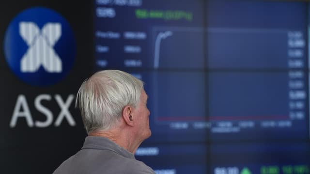 Australian shares continue to pull back as banks weigh