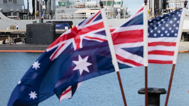 Minister torpedoes talk defence billions to appease US