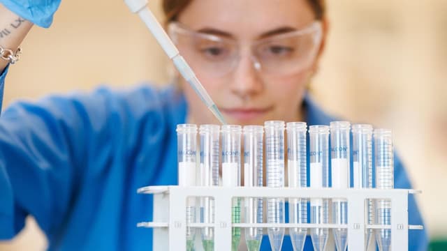 Study identifies three tipping points for women in tech