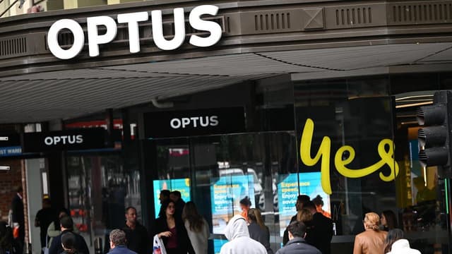 Three die as Optus triple-zero glitch impacts hundreds