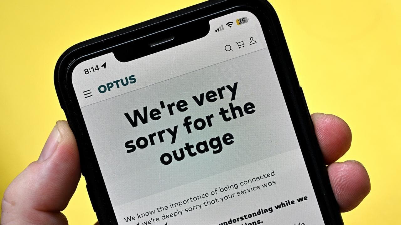 Optus boss answers calls to quit as outage fiasco grows