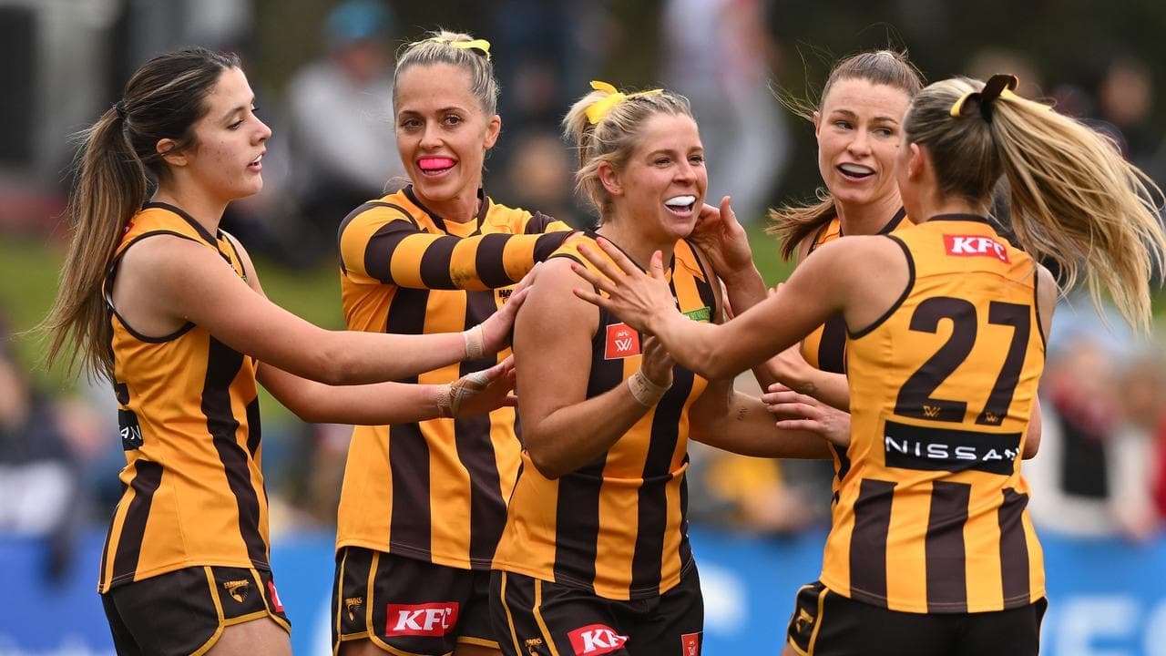Comeback Hawks pip Cats to boost top-four hopes