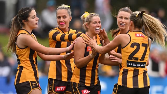 Comeback Hawks pip Cats to boost top-four hopes