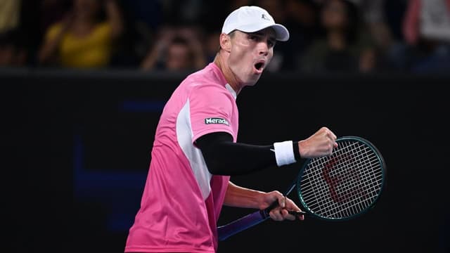 Aussie serves it up to veteran in straight-sets victory