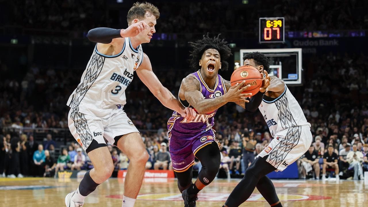 Davis stars as Sydney thrash winless Breakers