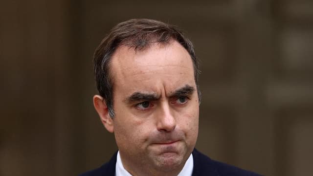 Macron asks outgoing French PM to hold last-ditch talks