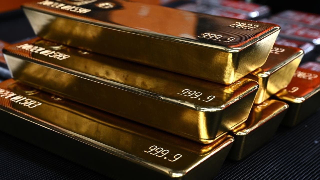 Gold price breaks ceiling as Australian shares fade