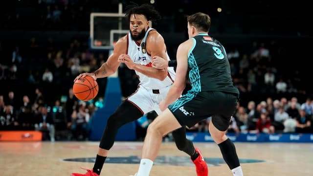 Hawks coach slams NBL's treatment of star big man