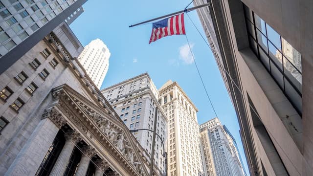 Wall Street closes lower, pausing record-setting rally