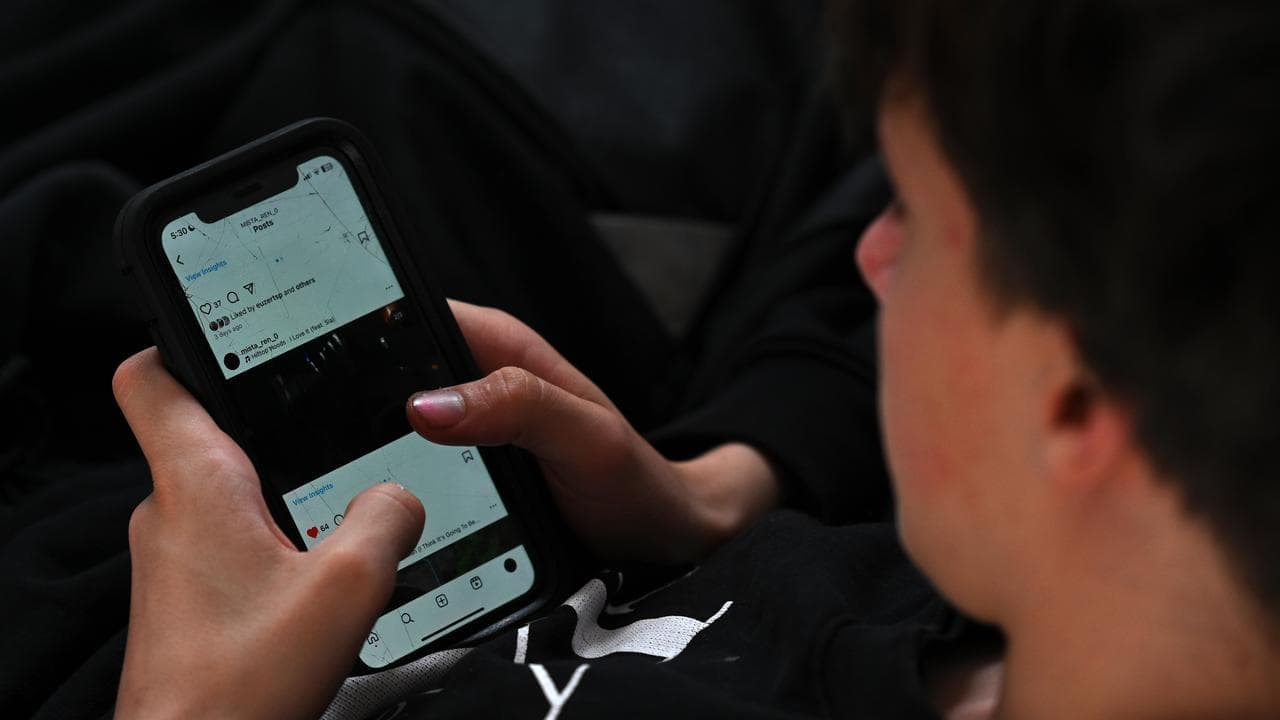 Minister to meet social media bosses as ban looms