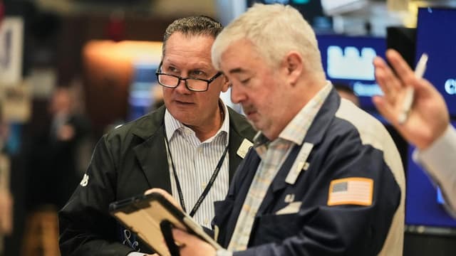 Wall Street ends higher after strong bank earnings