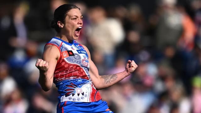 Bulldogs thrash Suns to keep AFLW finals hope alive