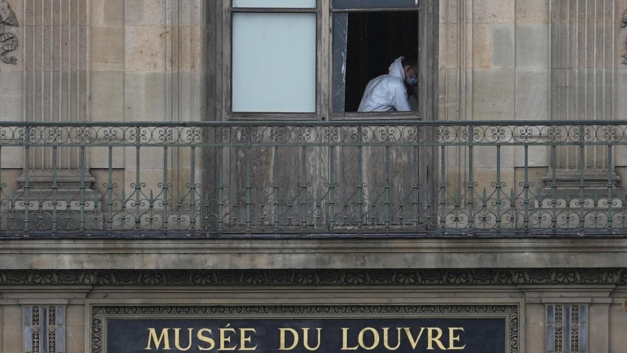 Brazen thieves rob priceless jewels from Paris' Louvre