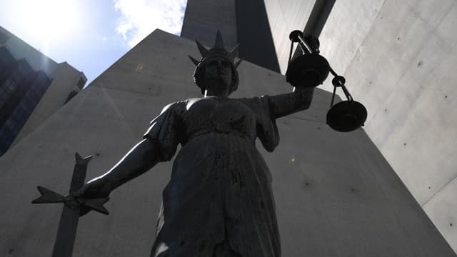 Accused killer 'washed blood off in swimming pool'