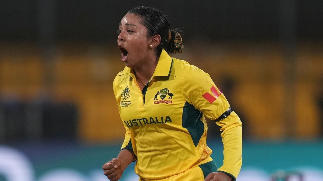 King's spin makes Australia queens of the middle overs