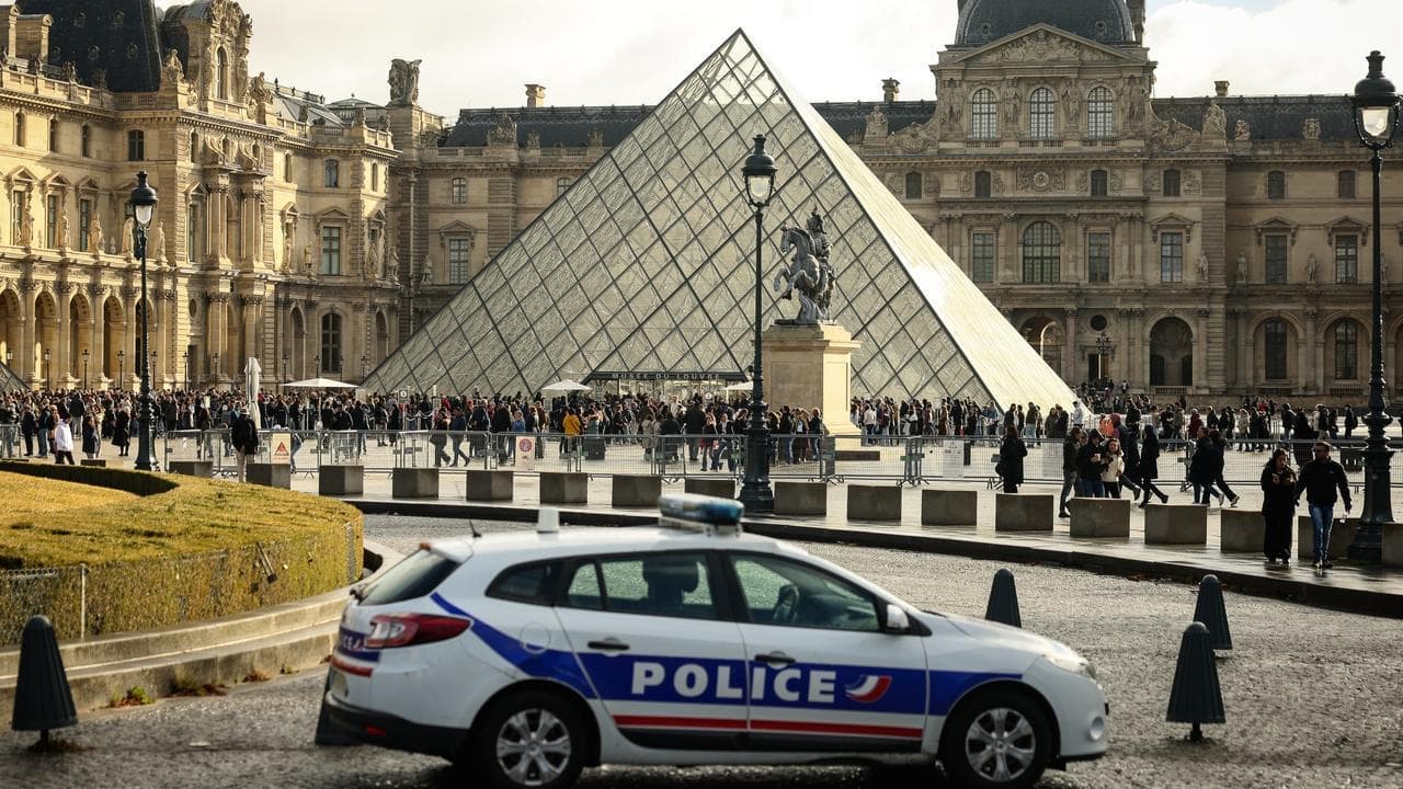 DNA traces reportedly help police nab Louvre suspects