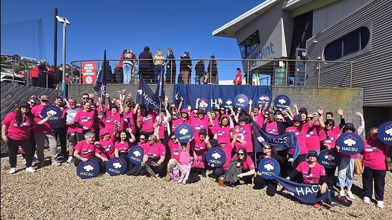 Teachers stop work to school government on stalled deal