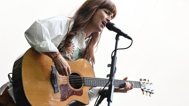 Doesn't that sound familiar? Singer pops up for pollies