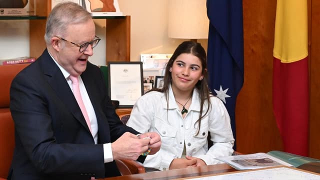 Schoolgirl floats alternatives to doomscrolling with PM