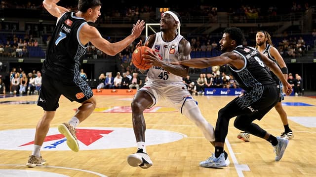Breakers go cold late as 36ers grind out road win