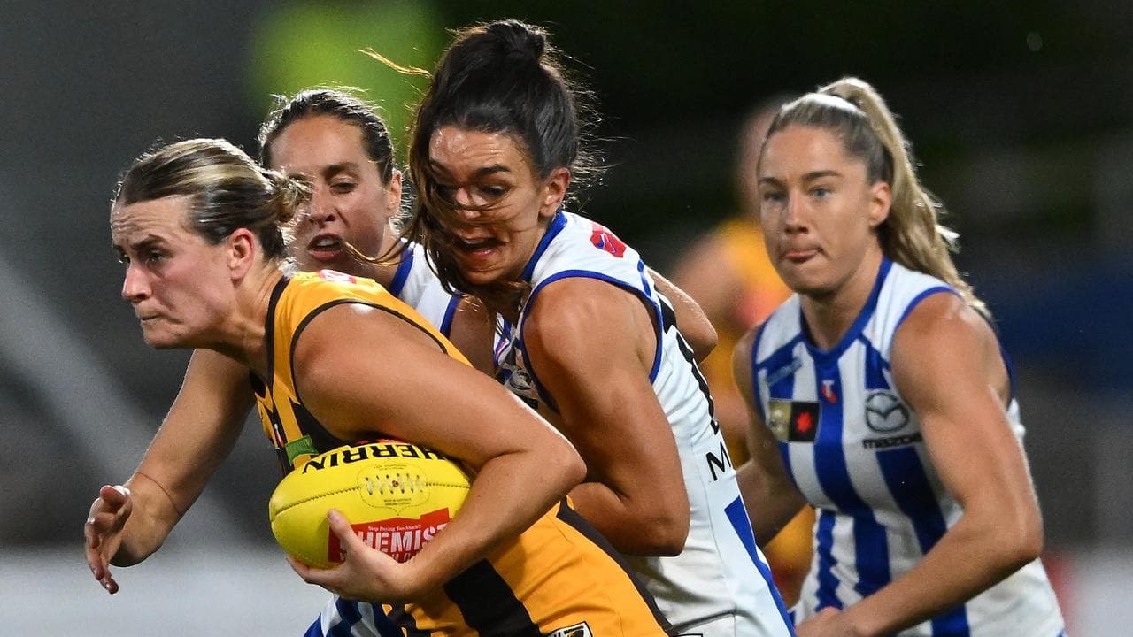Ruthless Roos hammer goalless Hawks in qualifying final