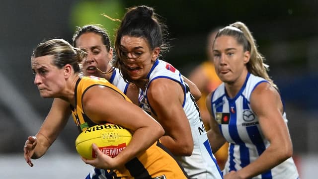 Ruthless Roos hammer goalless Hawks in qualifying final