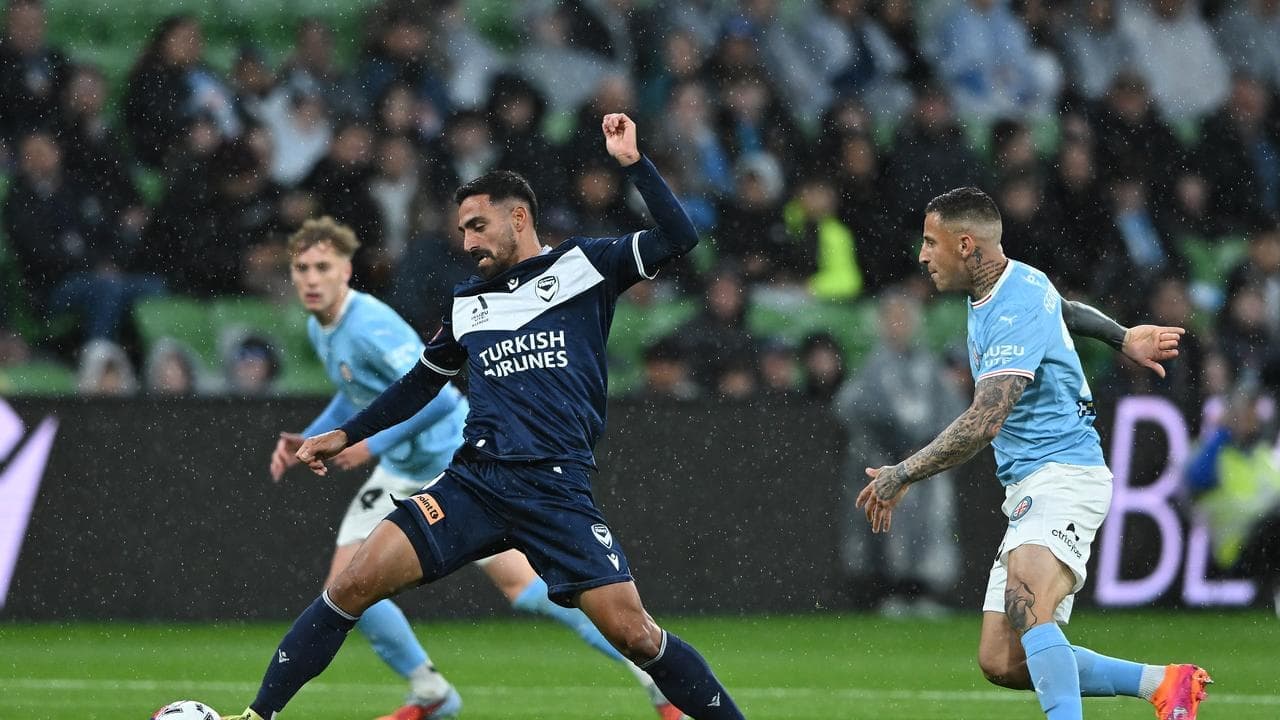 Victory coach turns up heat on struggling striker