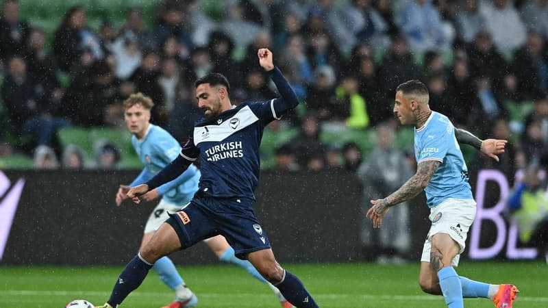 Victory coach turns up heat on struggling striker