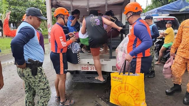 One million flee as super typhoon threatens Philippines