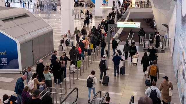 US airlines cancel 1200 flights as shutdown continues