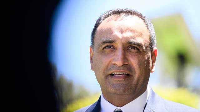 New leader urges voters stick by divided coalition