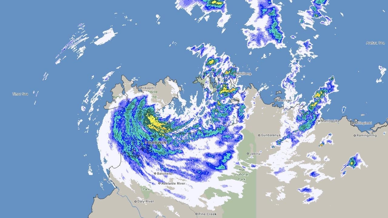 Rough night for Top Enders riding out damaging cyclone