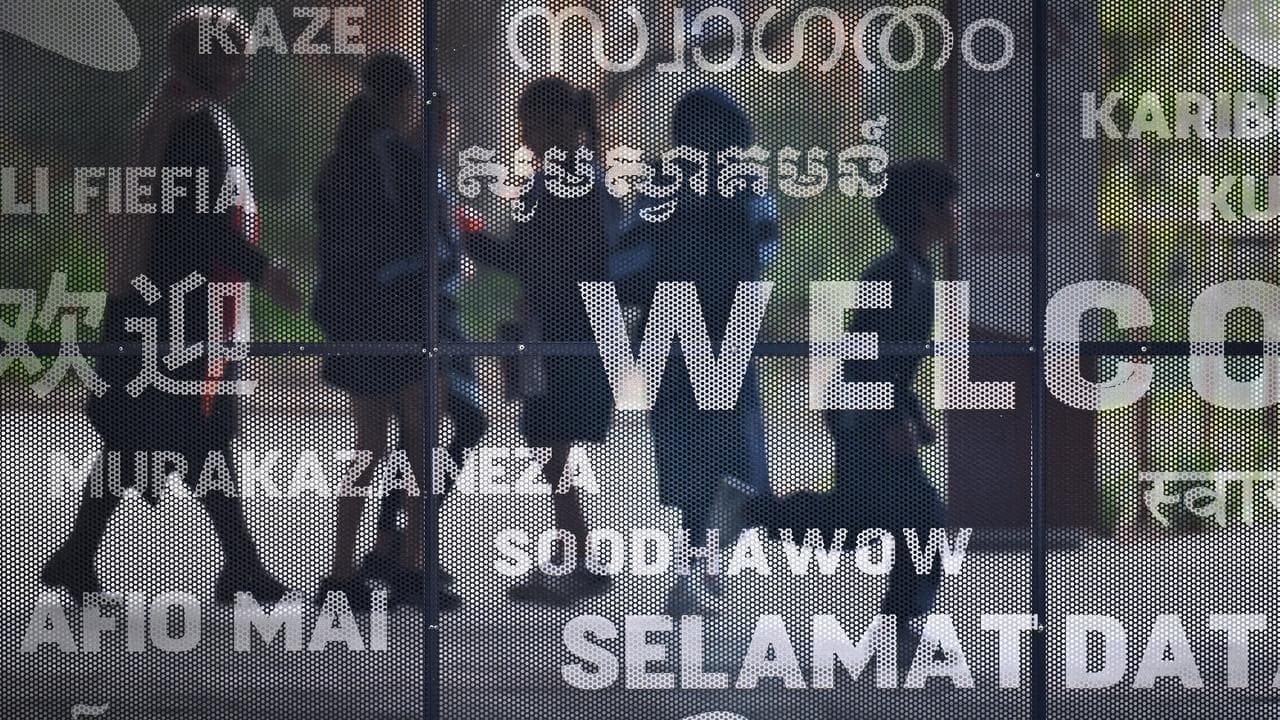 'Cesspit': schools told to back kids' social media ban