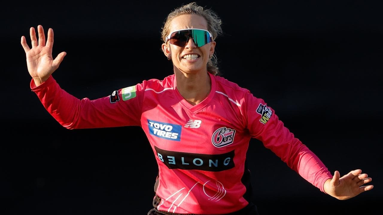 Aussie star's sublime over snaps Hobart's WBBL streak