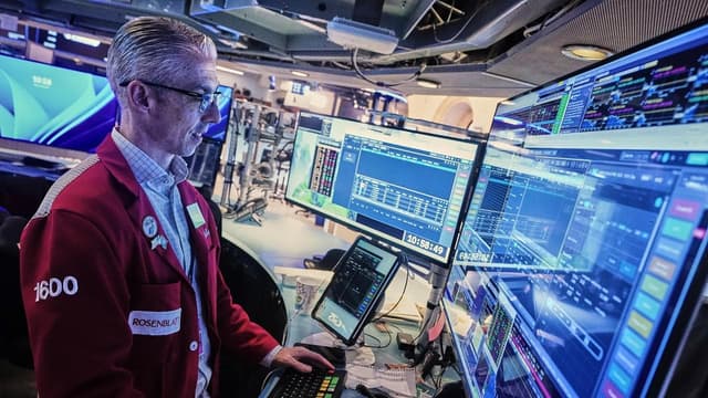 Wall Street ends higher on tech rebound, rate cut bets