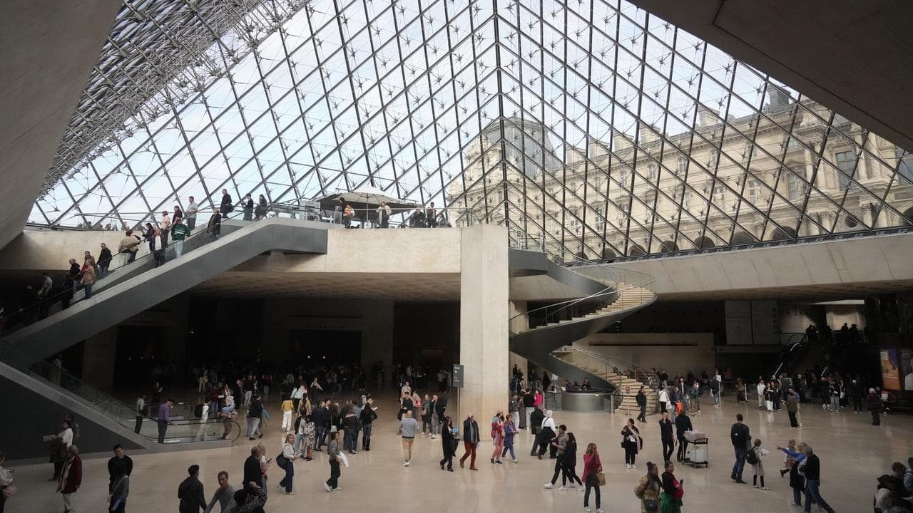 Louvre to increase prices for visitors from outside EU