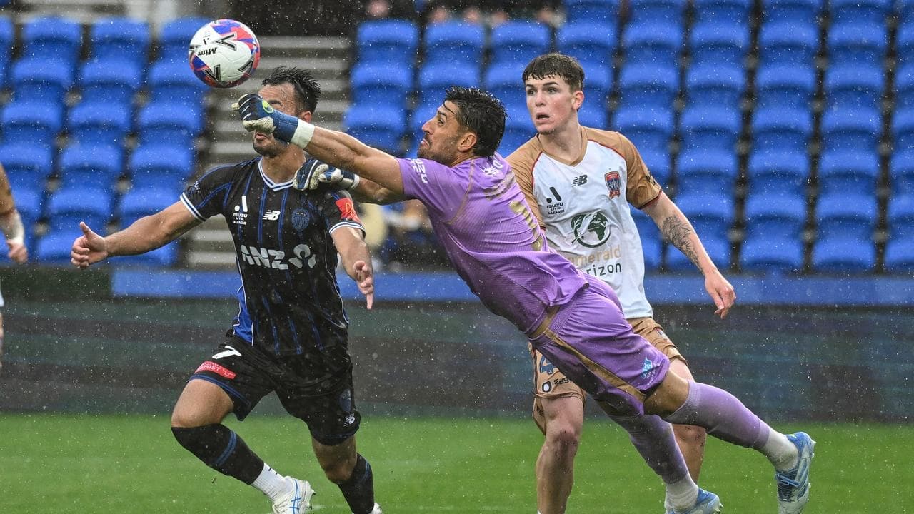 Jets soar through downpour to beat Auckland