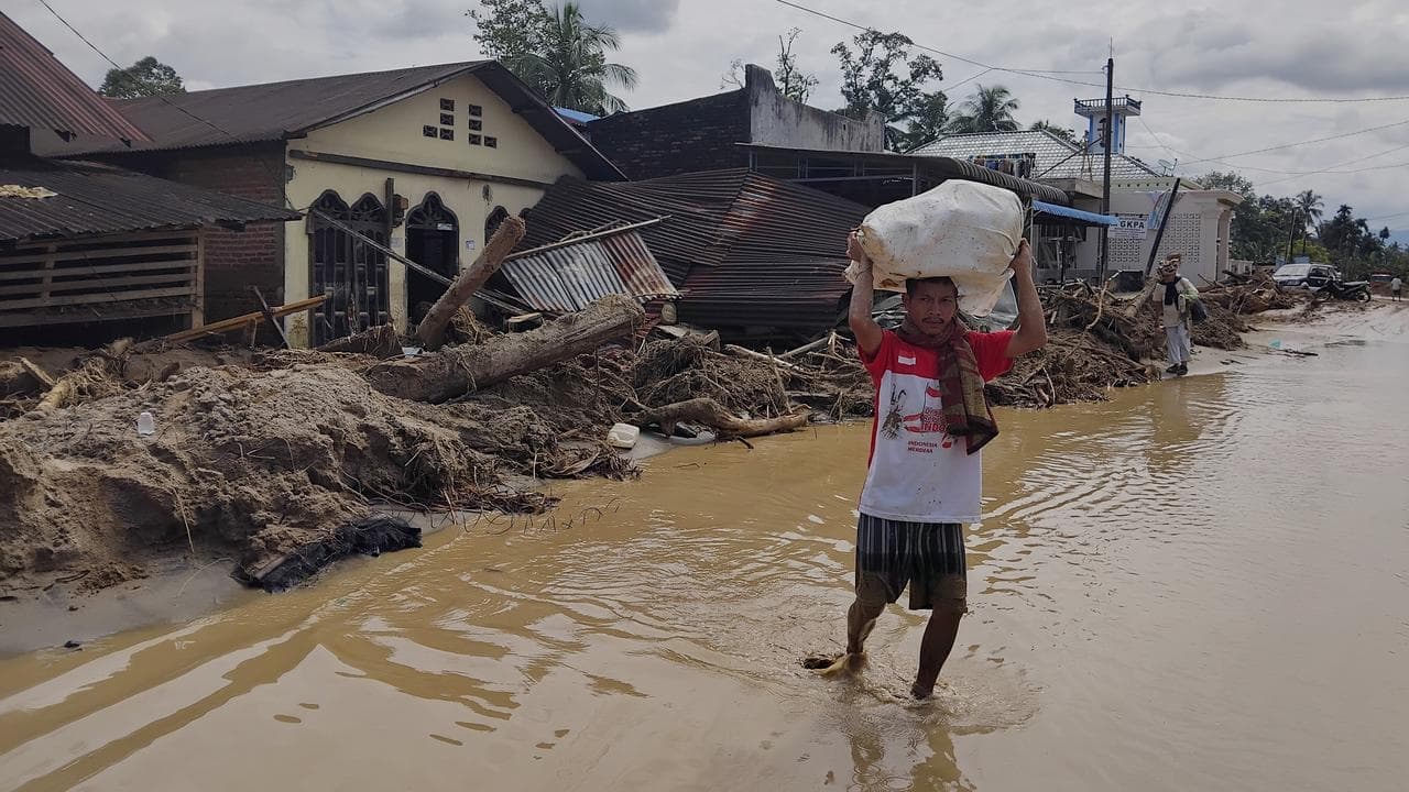 Indonesians hunt for food, water after deadly floods