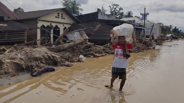 Indonesians hunt for food, water after deadly floods