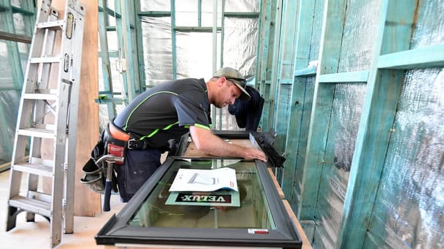 Australian economy builds as investment roars back